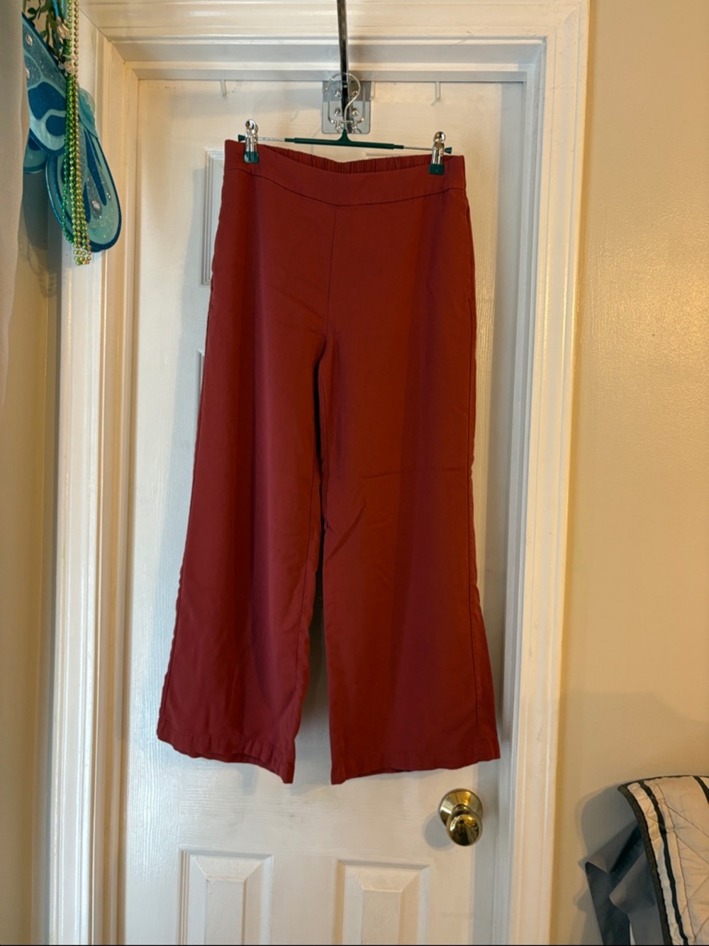 Old navy wide leg playa pants color rust. Women’s medium petite.